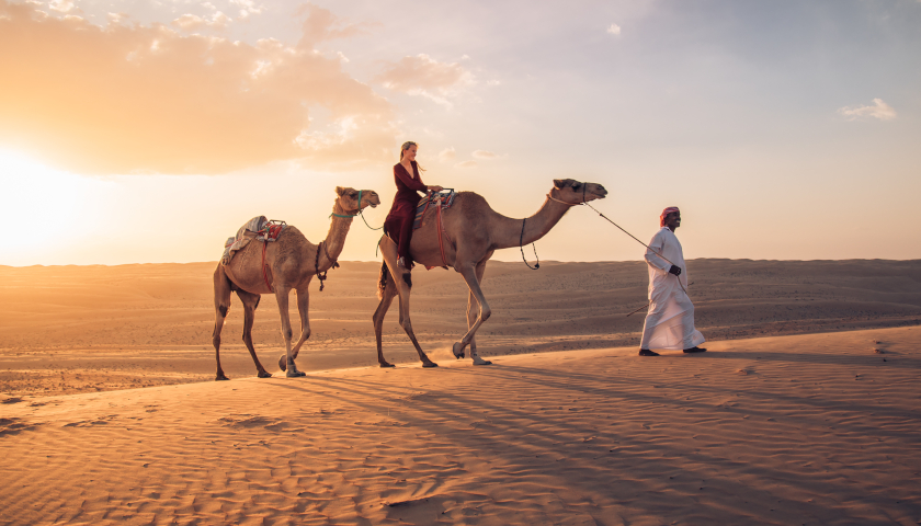 Montando a camello a través del desierto de Wahiba Sands, Oman. Foto cortesía © Ministry of Heritage & Tourism Sultanate of Oman